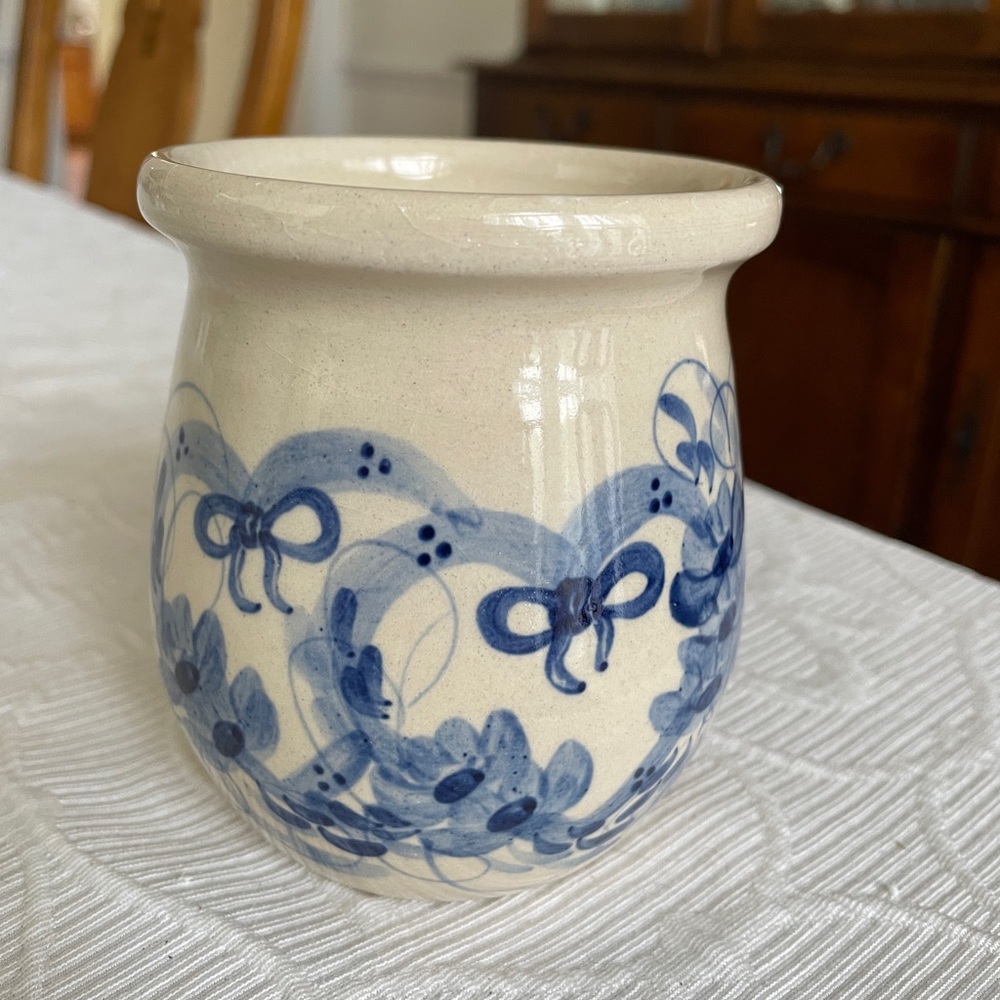 Vintage Yesteryears Marshall Texas Blue Floral Heart w/ Bow Pottery Vase/Crock